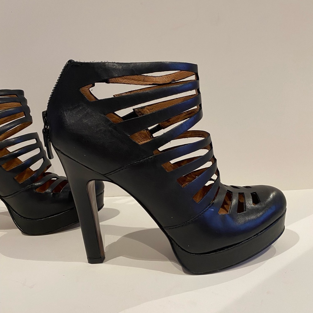 Market 22 Black Strappy Heels